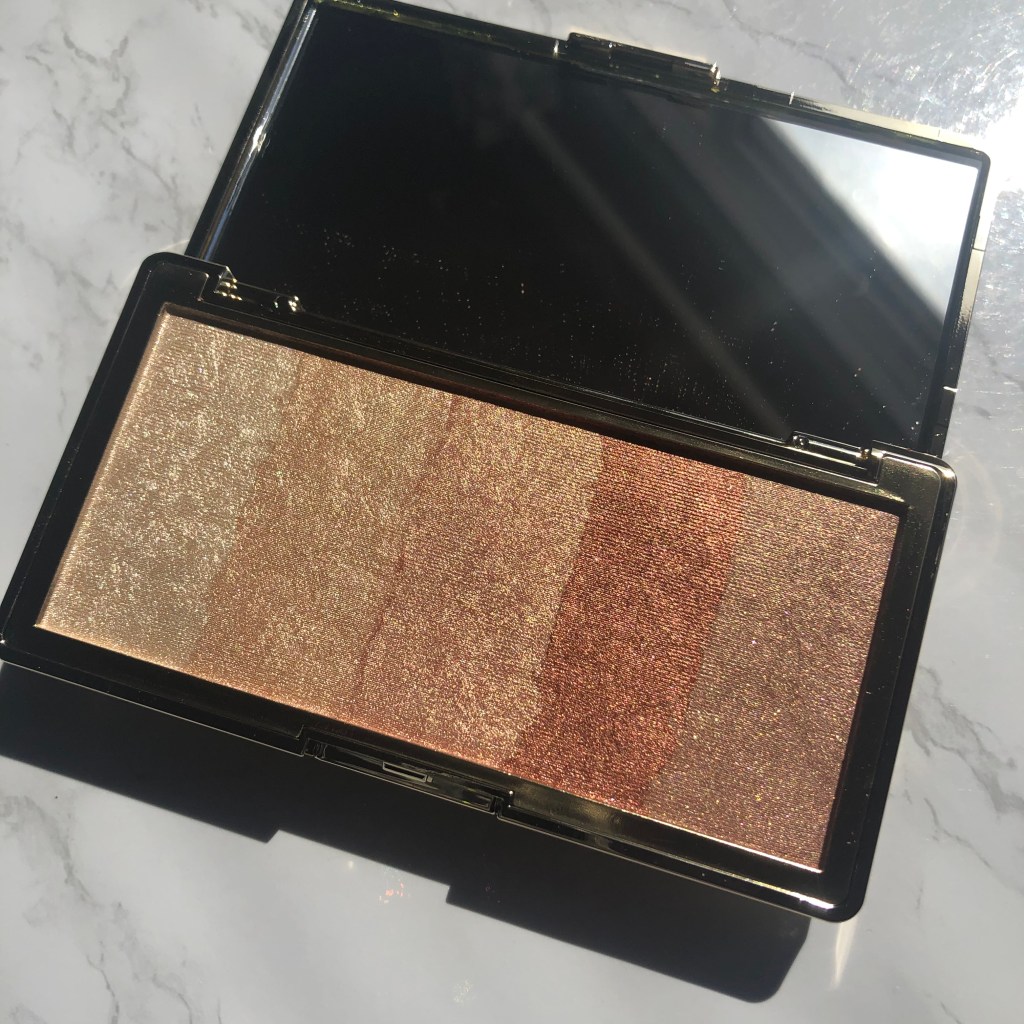 Touch in Sol Pretty Filter Glowdient Makeup Palette highlight palette.